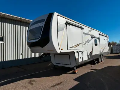 Gorgeous well maintained 2021 Cedar Creek fifth wheel 377 BH 41 feet long This is the mid bunk model...
