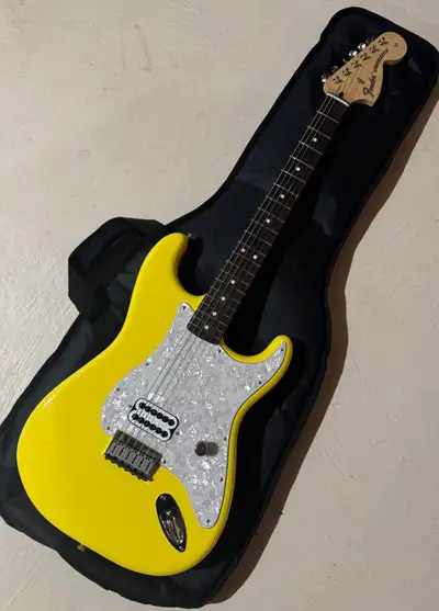 Fender Tom Delonge Stratocaster (Blink 182) in graffiti yellow. Excellent condition, barely played....