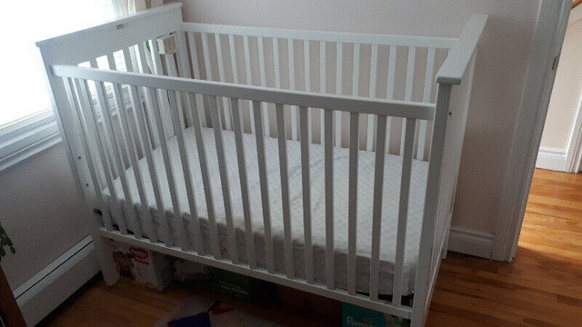 Pretty convertible baby's crib (or toddler's bed) with mattress in Cribs in Ottawa - Image 2