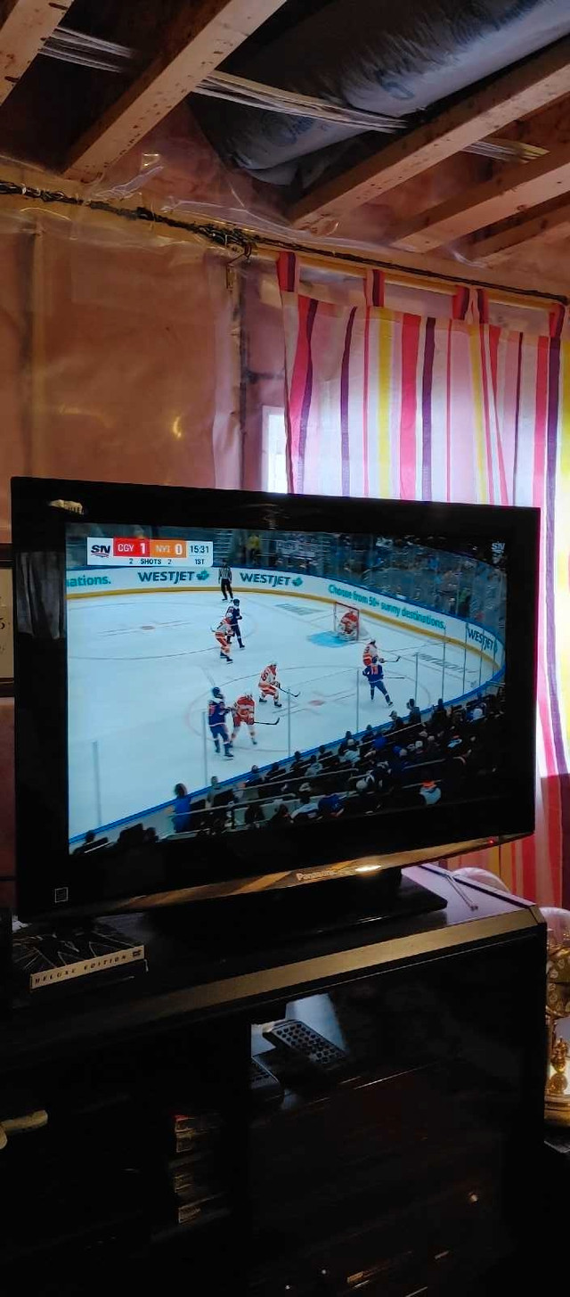 Panasonic LCD TV 32" in TVs in Calgary