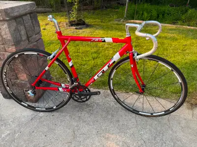 Excellent GT road bike, was hoping to finish it but decided to put it for sale as is. Missing parts...