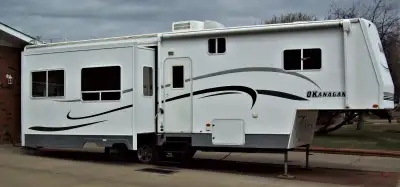 2005 M-32-5v 32.5’ Okanagan Fifth Wheel Weight – 4,973 kg. 10,940 lbs. Carrying Capacity - 871 kg. 1...