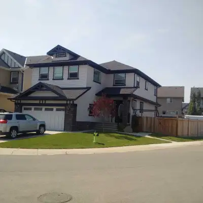 Fully furnished bedroom in Executive home in Airdrie. Room comes with tv, internet, central ac. Shar...