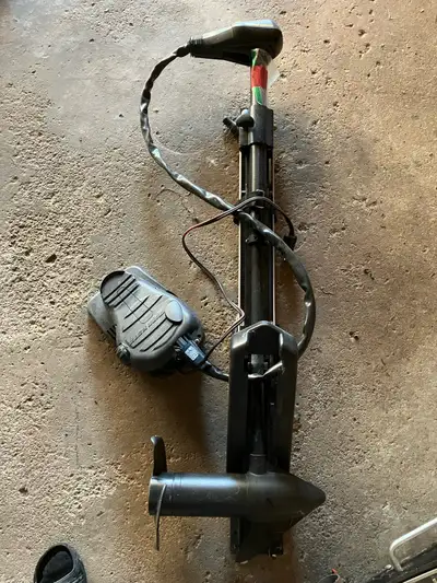 Minn Kota Edge 65 24V trolling motor & MK 210D 2 bank charger. $600 ORO.