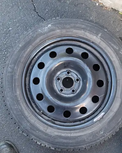 Deux jantes en acier 19 po avec pneus Firestone Winter Force 2 # 225-60-R18 (un pneu déchiré)