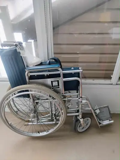 Fauteuil roulant très peu servi.