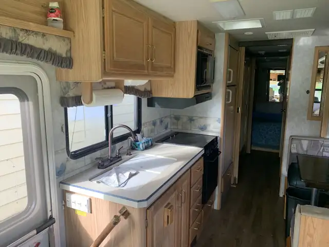 2001 fleetwood bounder in RVs & Motorhomes in Charlottetown - Image 9