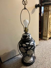 Black and white lamp / Lampe noir et blanc