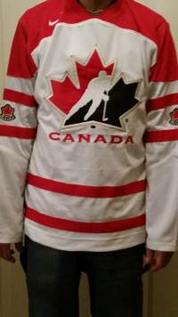 NEVER WORN IIHF TEAM CANADA JERSEY MEN'S SMALL