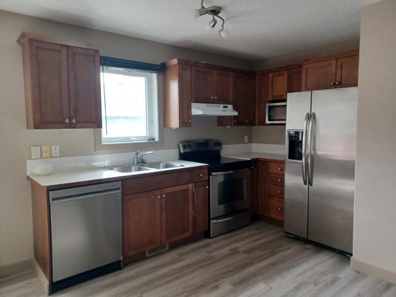 Pet friendly, one bedroom penthouse apartment, own laundry, park Long