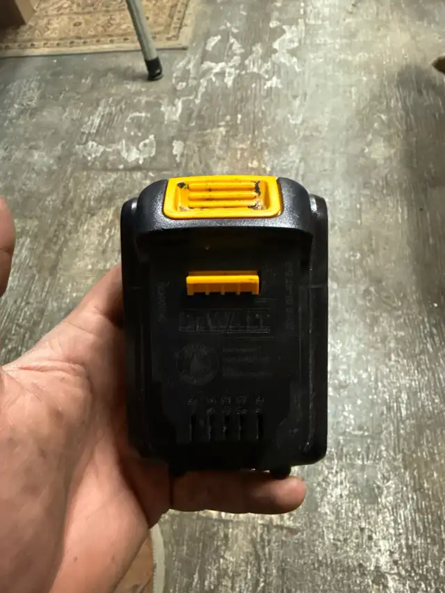 DeWalt 20V Battery in Power Tools in London - Image 3