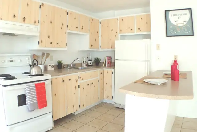 Lennoxville: Very Large 4.5 / 2-Bedroom Spacious Unit