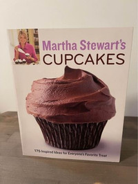 NEW Martha Stewart’s Cupcakes (paperback)