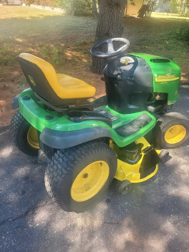 John Deere L120 lawn tractor63611958244611122
