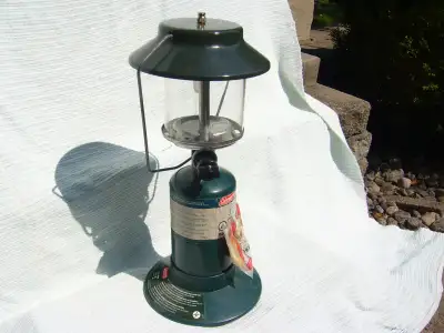 Lanterne au gaz propane Coleman avec extra sacs. Verte., View more