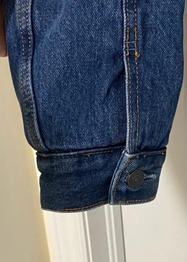 Abercrombie & Fitch Sherpa-Lined Trucker Denim Jacket in Men's in Mississauga / Peel Region - Image 6