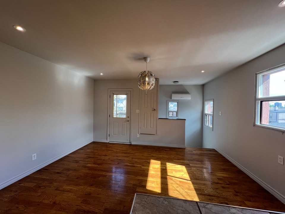 LARGE 3 BDRM RENO – BRIGHT - well Appointed** 3