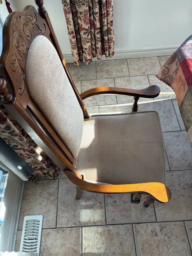 solid wood kitchen / dining room table in Dining Tables & Sets in Markham / York Region - Image 5
