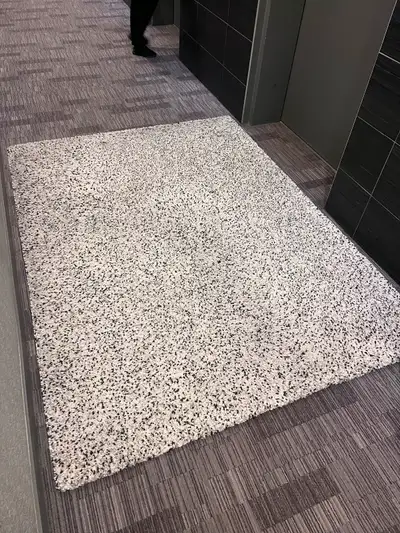 IKEA Vindum high pile rug for sale (used). 170 x 230 cm (5’7” x 7’7”).