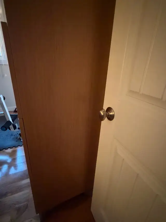 Filing cabinet in Dressers & Wardrobes in Oakville / Halton Region - Image 5