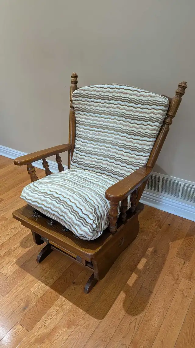 Glider Rocking Chair in Chairs & Recliners in City of Toronto - Image 3