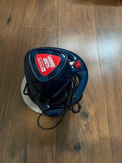 Une polisseuse en bonne état comme neuve à vendre Avec allumage 12v de voiture et accessoires