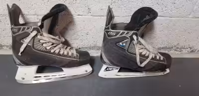 CCM VECTOR men's hockey skates size 8.5 E width missing blade on right skate.