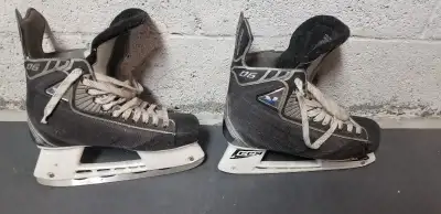 CCM VECTOR men's hockey skates size 8.5 E width missing blade on right skate.