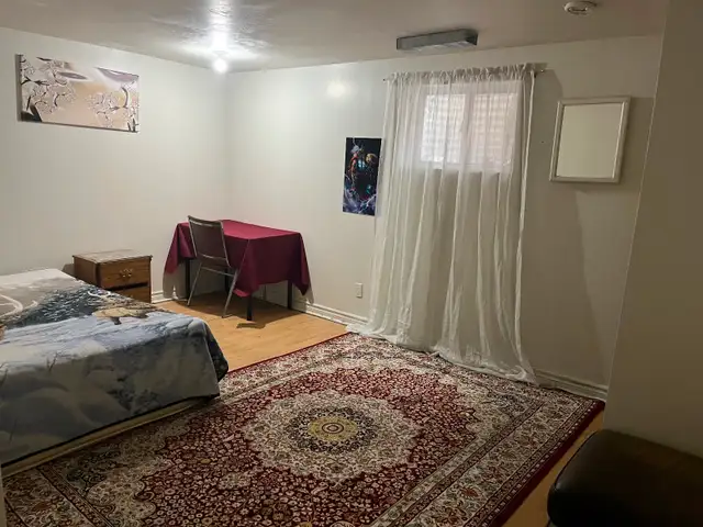 STEELES & BATHURST VERY LARGE ROOM NORTH YORK NEAR GROCERY/BUS