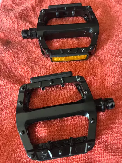 Brand new never used mountain bike pedals with reflectors,easy installation