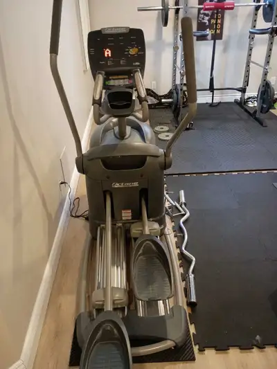 Gym grade elyptical. Great condition. Many modes of workouts.