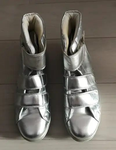 Souliers, View more