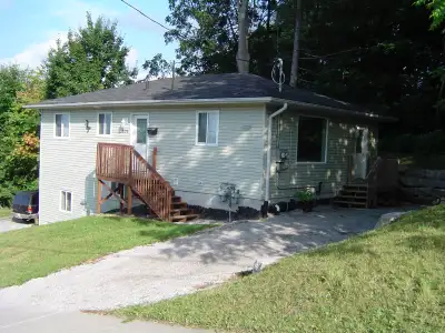 Midland- Upper duplex 3 bedroom apartment
