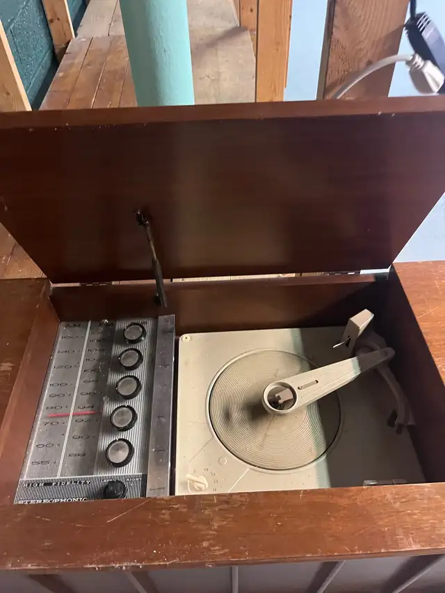 VINTAGE Stereophonic Philips Stereo /Turntable  in Stereo Systems & Home Theatre in Windsor Region - Image 3