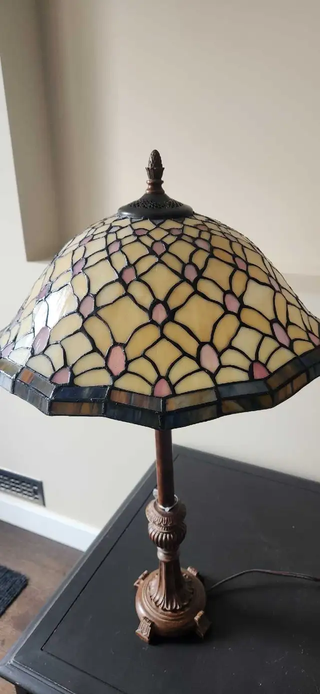 Meyda Tiffany 18" shade in Arts & Collectibles in Calgary - Image 10