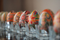 Lot de 10 vrais œufs de Pâques ukrainiens avec supports en verre