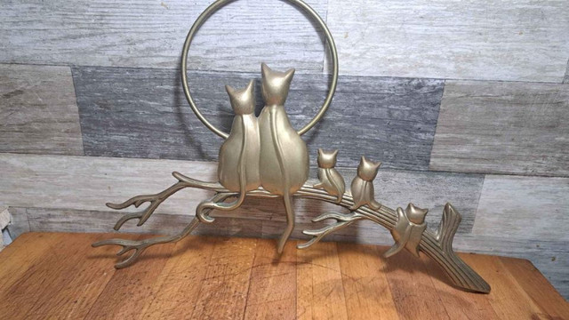 Vintage Brass Cat Family Wall Hanging || Cats on a Branch Lookin dans Art et objets de collection  à Ville de Montréal