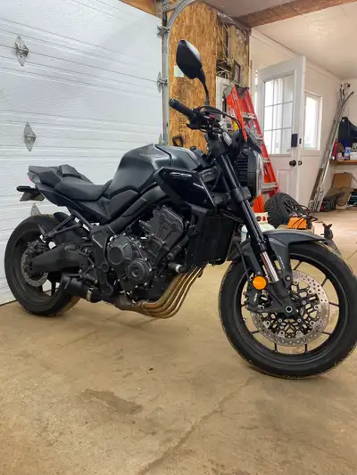 2023 Honda cb650r in mint condition 6000km.full exhaust. Under tail kit.seat cowl.