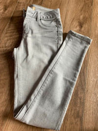 Neuf* jeans grandeur 1. Couleur gris pâle