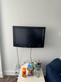  Wall TV with bracket and wires and good condition.