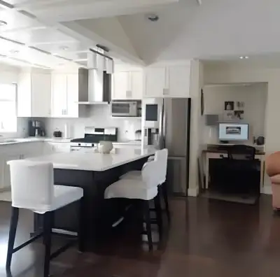 Bright 3-4 Bed 2 Bath Upper Floor in Popular McMillan Area