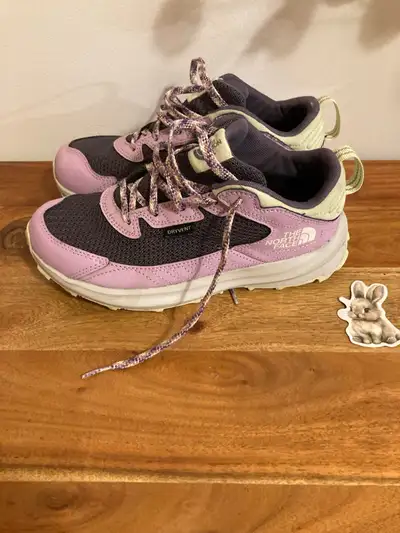 Like new Girls north face hiking shoes Size 4 Amazing condition