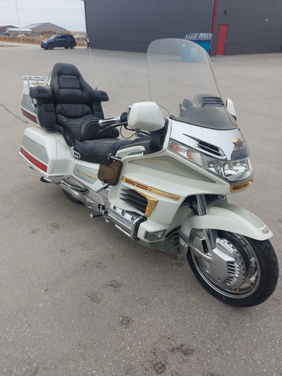 Virtually brand new bike. 2000 Honda Goldwing 25th anniversary edition. 1500 cc. 6 Cylinder horizont...