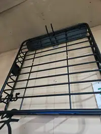 Roof cargo basket