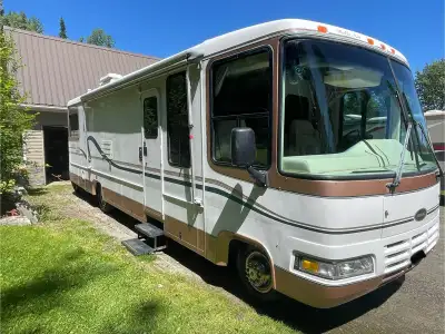 92,452.0 km 16.2 hours on Generac generator Ford Chassis 460 EFI Electric & Heated mirrors Back up c...