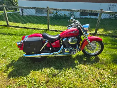 Moto à vendre Honda vt750 Shadow 2003 , avec pare brise, sacoche, et sièges passager, pneu presque n...