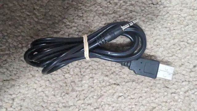 USB to 3.5mm Cable in Cables & Connectors in Cambridge - Image 2