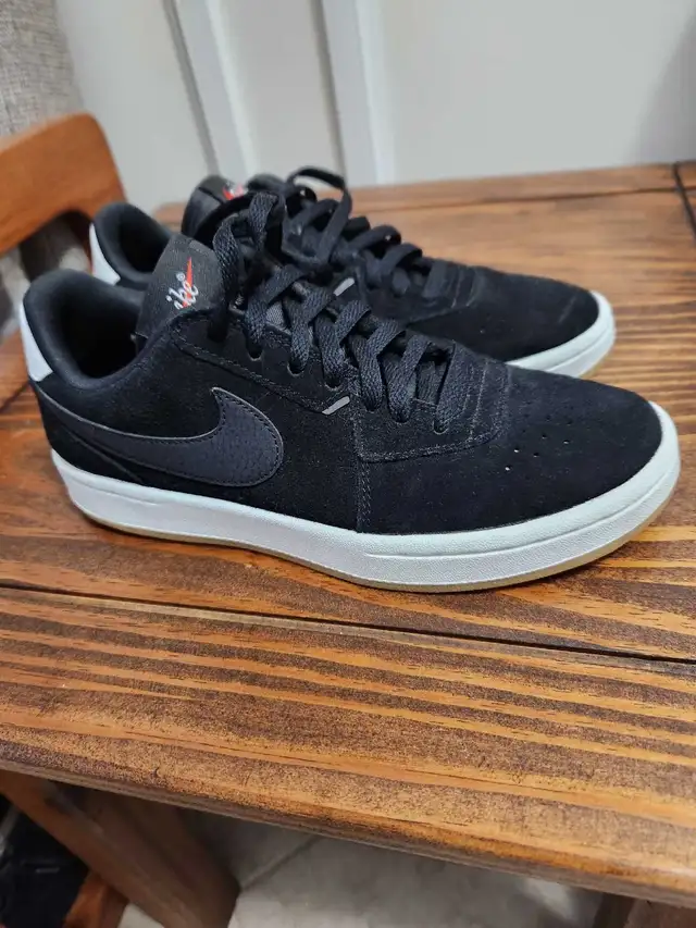 Nike women's shoes almost new size 6.5  in Women's - Shoes in Peterborough - Image 2