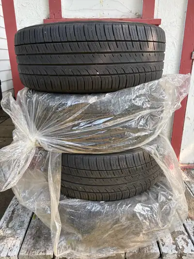 À vendre, un lot complet de pneus en bon état. La taille 205/55R16 convient à de nombreux modèles po...