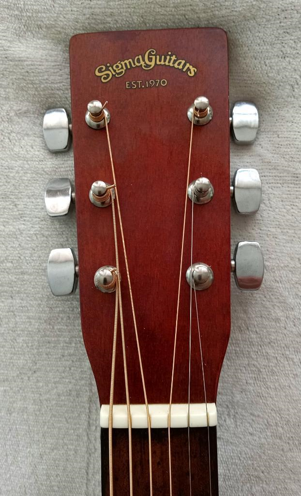 1992 Sigma Martin Dreadnought Acoustic Guitar & Hard Case in Guitars in Oakville / Halton Region - Image 8